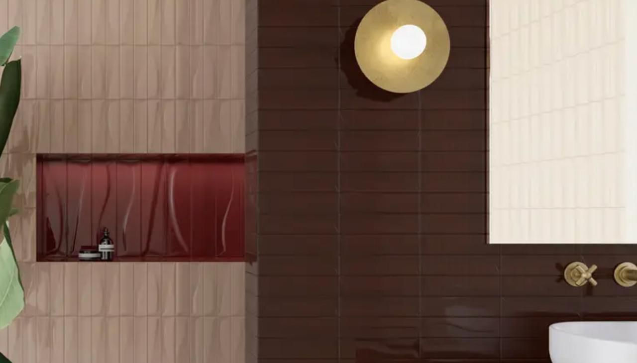 ванная комната с бордовой нишей