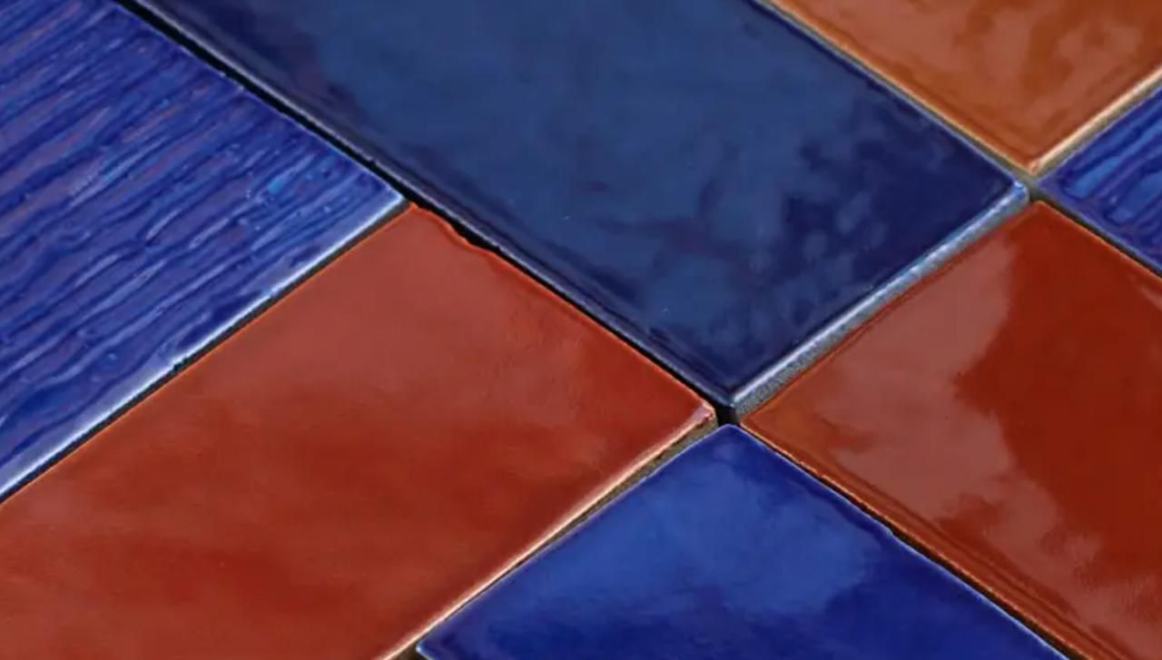 бордовая мебель и раковина на синем фоне