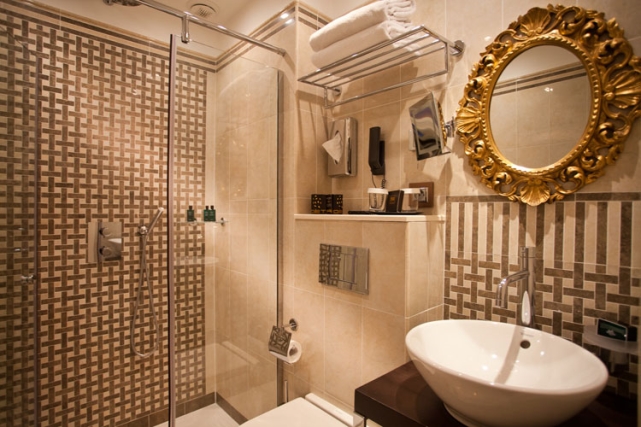 Ванная отеля Hotel Ares Paris в отделке плиткой Palace Rivertismenti