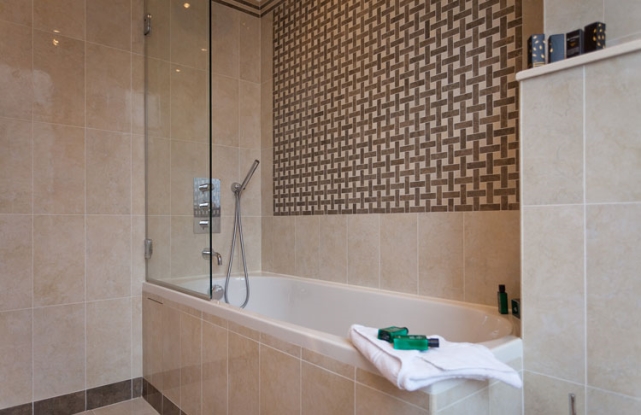 Ванная отеля Hotel Ares Paris в отделке плиткой Palace Rivertismenti