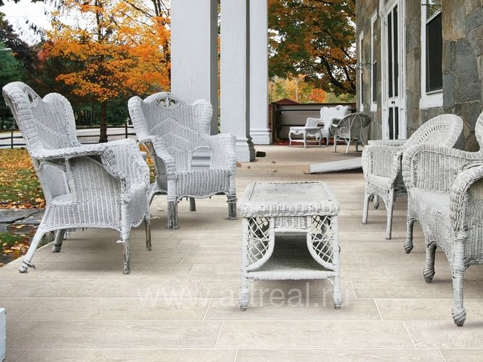 Керамический нескользкий паркет Savoia Ceramic Listoni Anticati на террасе