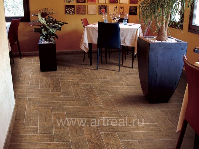 Керамический нескользкий паркет Savoia Ceramic Listoni Anticati в помещении
