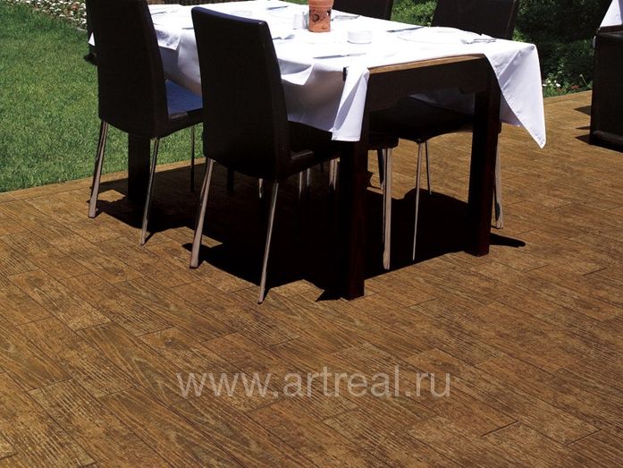 Керамический нескользкий паркет Savoia Ceramic Listoni Anticati на террасе