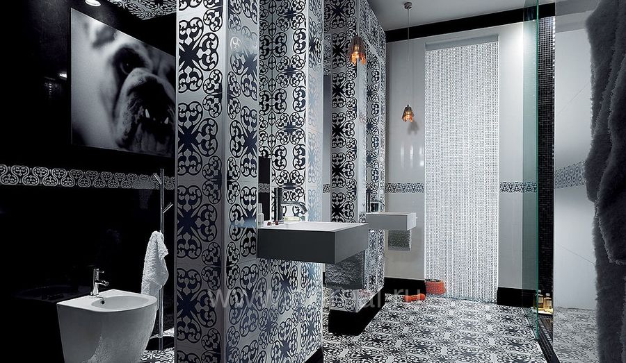 Ванная комната отделанная плиткой Fap Oh! в цветовой гамме Ode Bianco Nero Inserto/Grigio Classico/Vulkano.