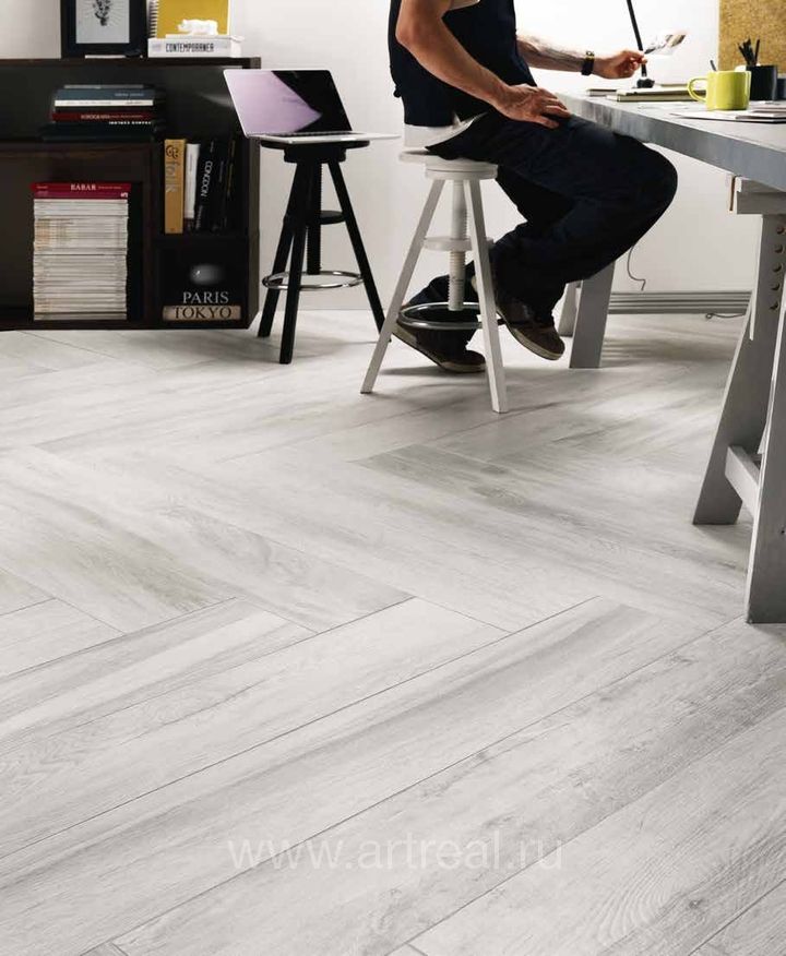 Пол в отделке керамогранитом  Novabell My Space (укладка "елочкой")