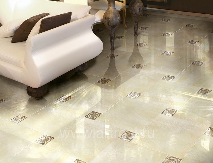 Пол в гостиной  в отделке керамогранитом Brennero Goldeneye со вставками