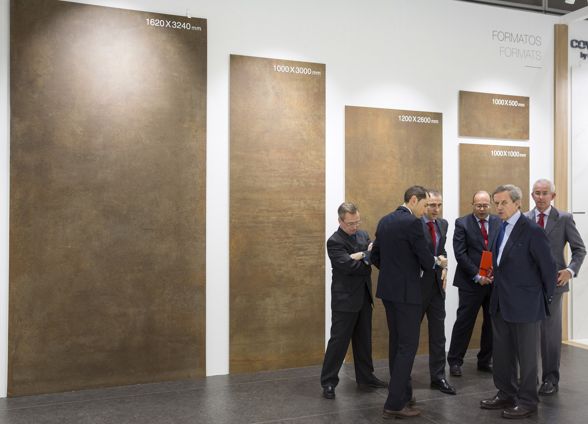 Керамогранит с фактурой ржавого металла из серии Coverlam