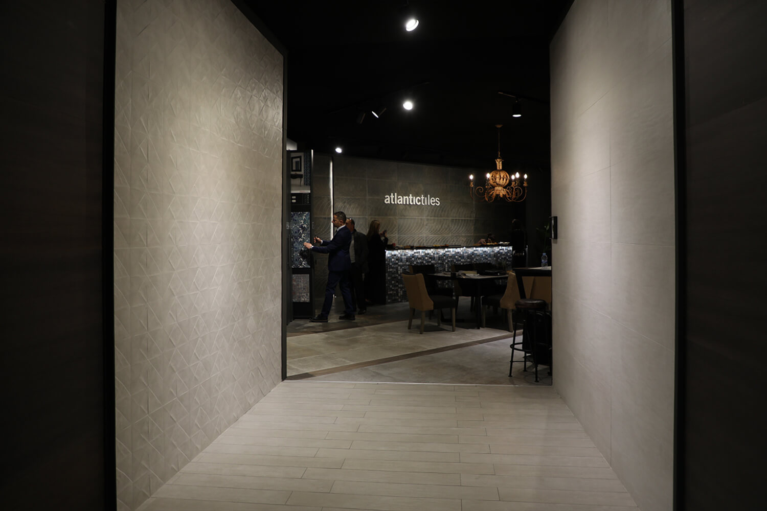 Cтилизованная под мятую бумагу плитка от Venis